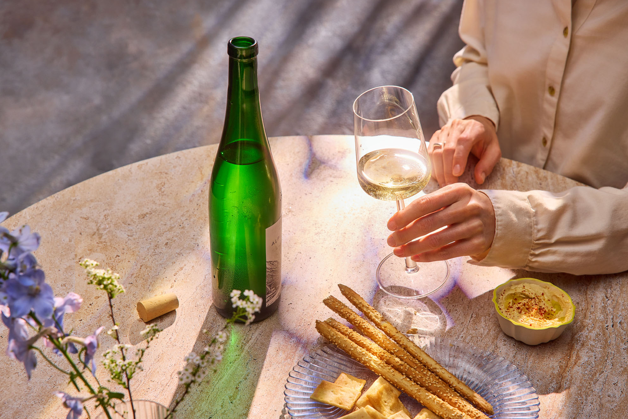 Hvidvin, grissini og hummus.