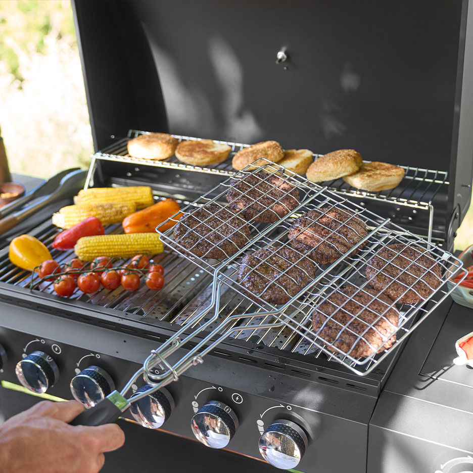 Gasgrill med burgere, majskolber og boller på risten.