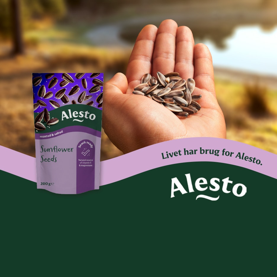 En hånd holder solsikkefrø, med en pose solsikkefrø og teksten 'Livet har brug for Alesto'.