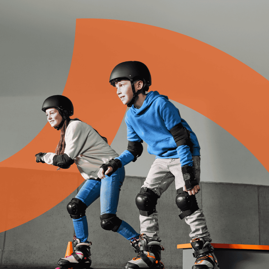 To børn på rulleskøjter med hjelme og beskyttelsesudstyr.