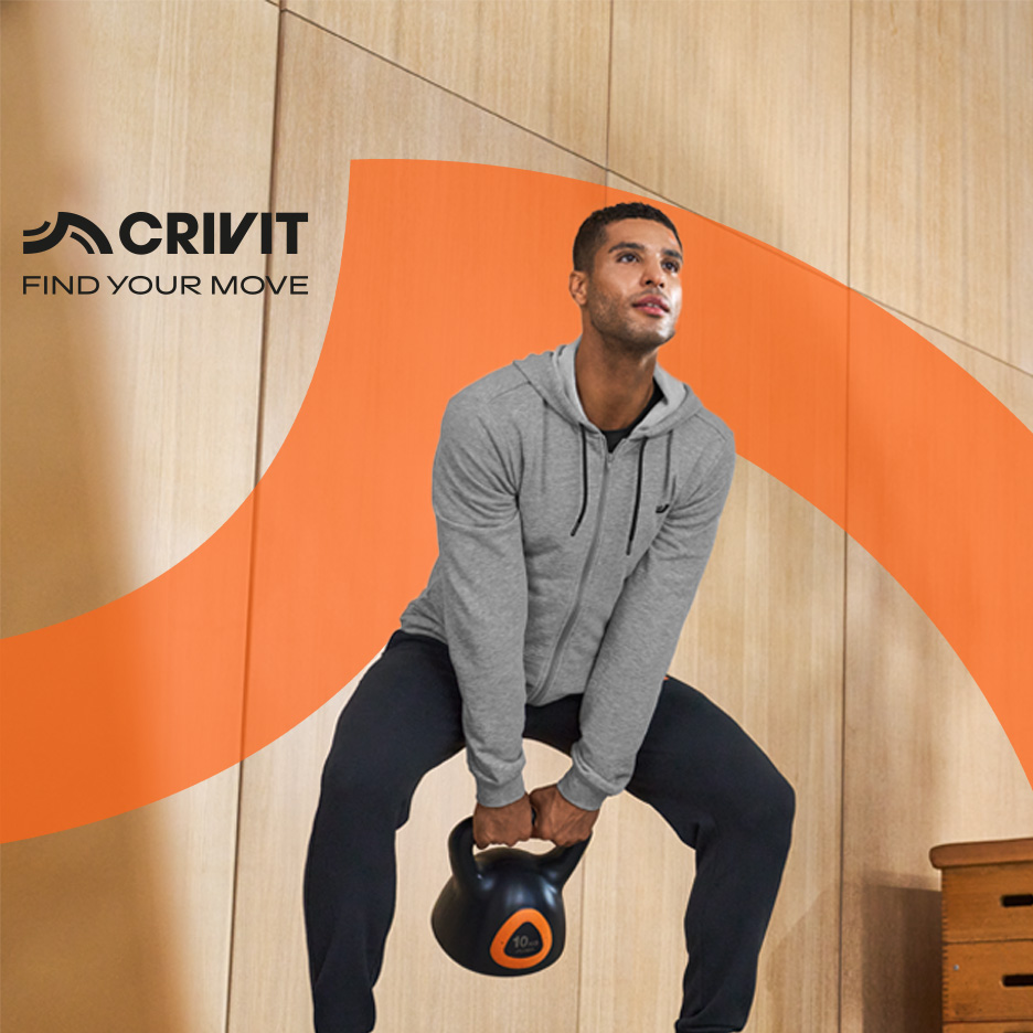 Mand i træningstøj holder en kettlebell, med teksten 'FIND YOUR MOVE'.