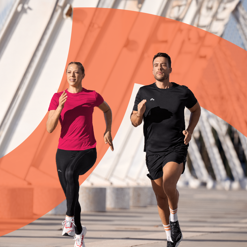 To løbere i sportstøj, en kvinde i pink t-shirt og sorte leggings, en mand i sort t-shirt og shorts.