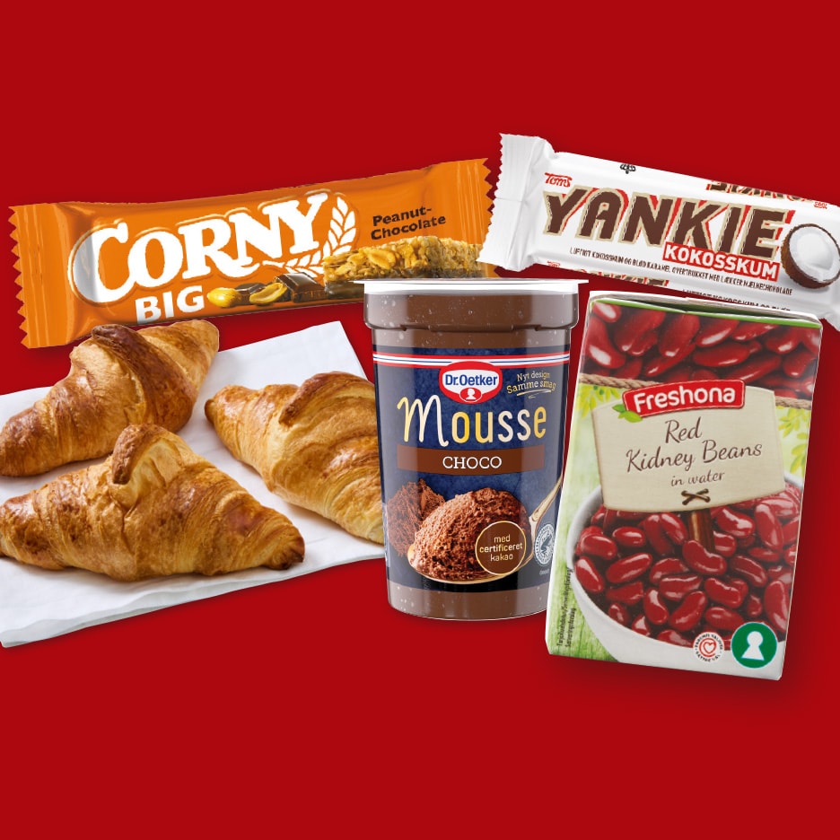 En samling af dagligvarer, herunder chokolademousse, kidneybønner, croissanter og chokoladebarer.