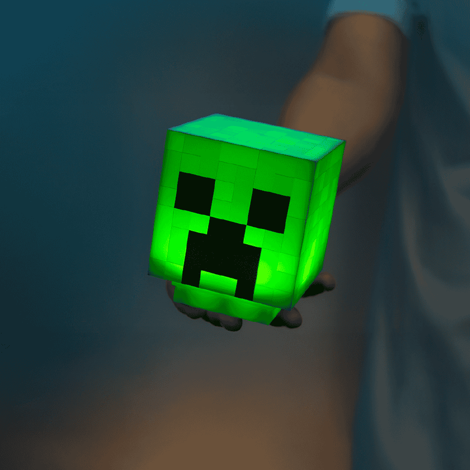 En person holder en lysende grøn, firkantet lampe med et sort, pixeleret ansigt.