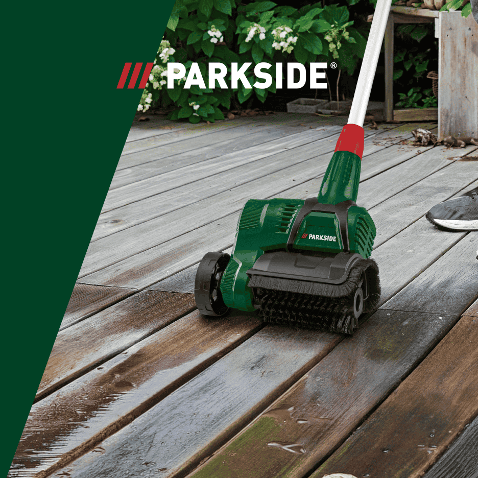En grøn terrassebørste renser et trædæk, med våde og tørre områder, og et logo i øverste venstre hjørne.