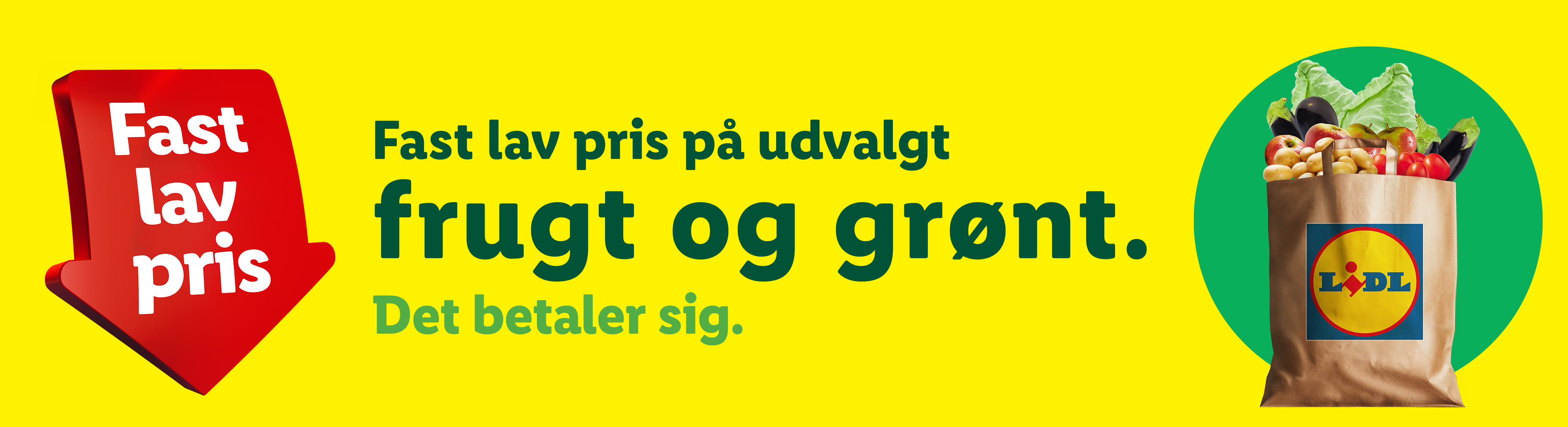 En rød pil med teksten 'Fast lav pris' peger mod teksten 'Fast lav pris på udvalgt frugt og grønt. Det betaler sig.' En papirspose fyldt med frugt og grønt ses til højre.