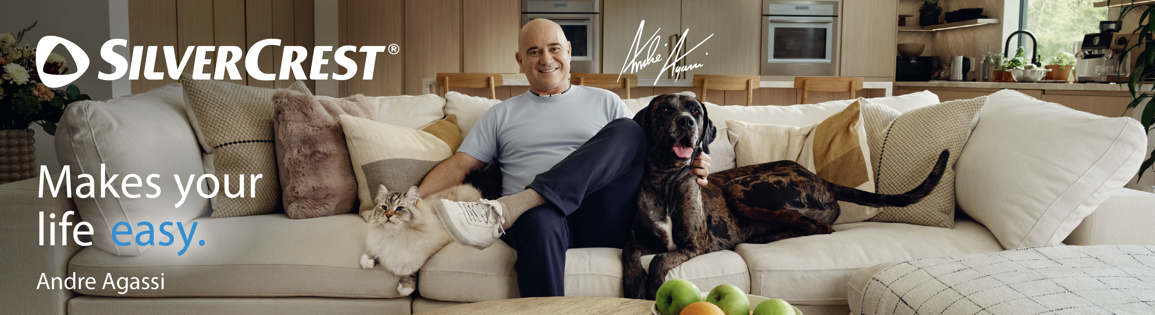 Mand på sofa med kat og hund, tekst: 'Gør dit liv nemt.'